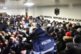 Протесты в Молдове: люди ворвались в парламент