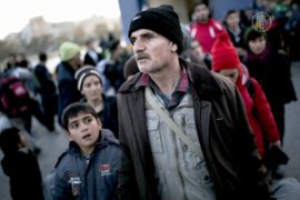 Более тысячи беженцев доставили на пароме в Грецию