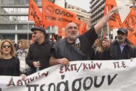 Протесты в Афинах: слезоточивый газ и горящие авто
