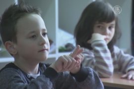 Дети учат язык жестов ради глухого одноклассника
