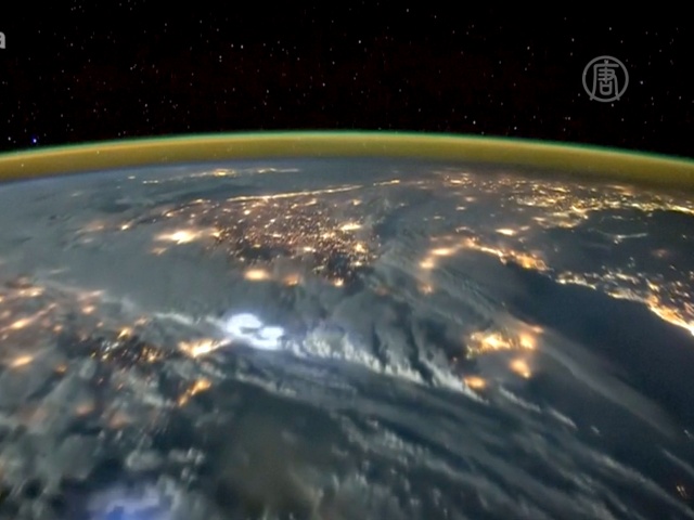 Завораживающие кадры молний сняли из космоса