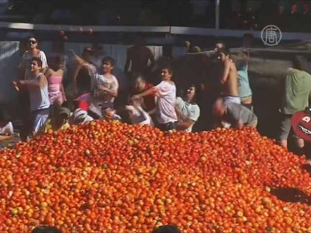 Чилийцы устроили помидорные бои