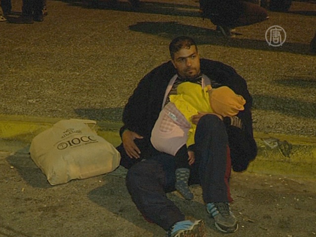 Сотни мигрантов не могут уехать из порта Пирей