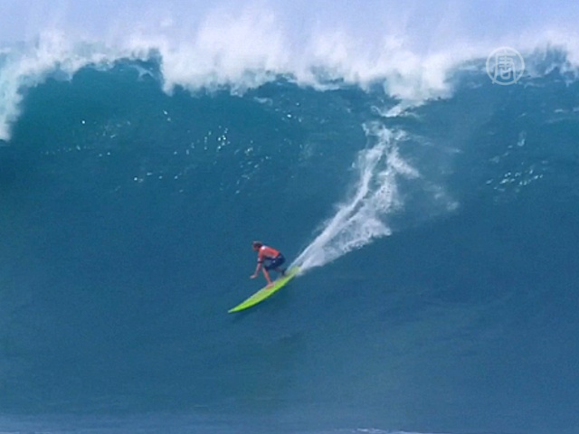 Гавайи: состязание сёрферов памяти Эдди Айкау