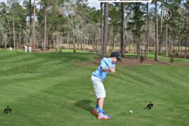 11-летний гольфист попал в лунку с 74 метров