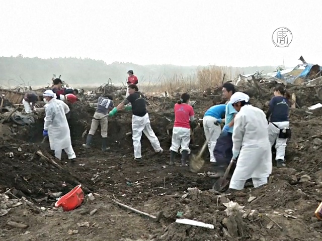 Японцы ищут погибших во время цунами в 2011 году