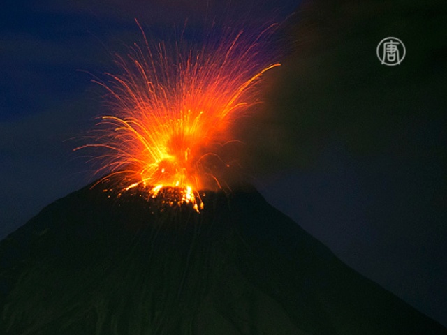 В Эквадоре извергается вулкан Тунгурауа