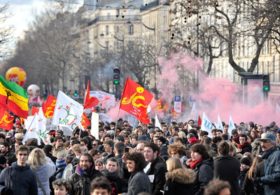 Париж: профсоюзы и студенты вышли на протест