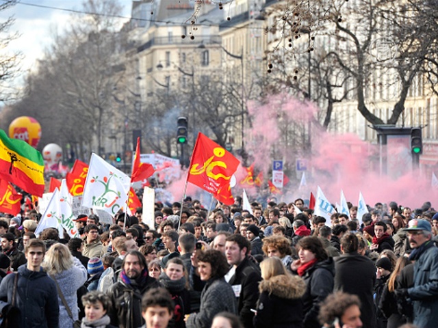 Париж: профсоюзы и студенты вышли на протест