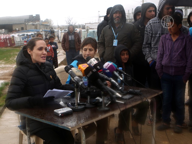 Анджелина Джоли встретилась с беженцами в Ливане