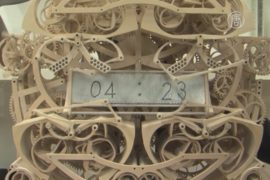 Японец создал механические часы, пишущие время