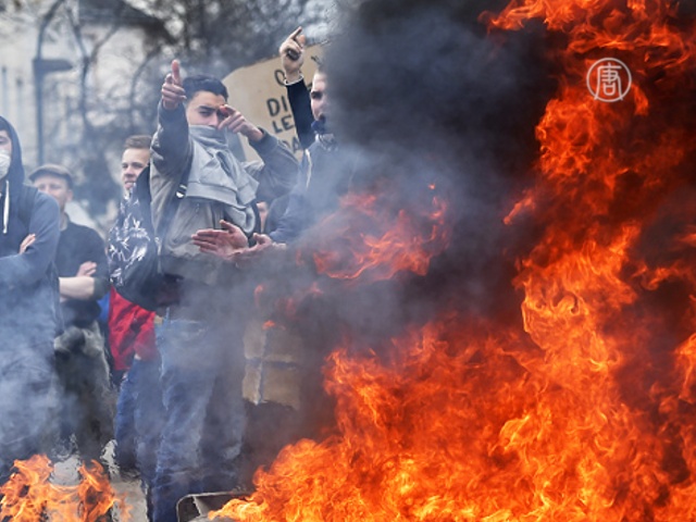 Париж: протесты переросли в стычки с полицией
