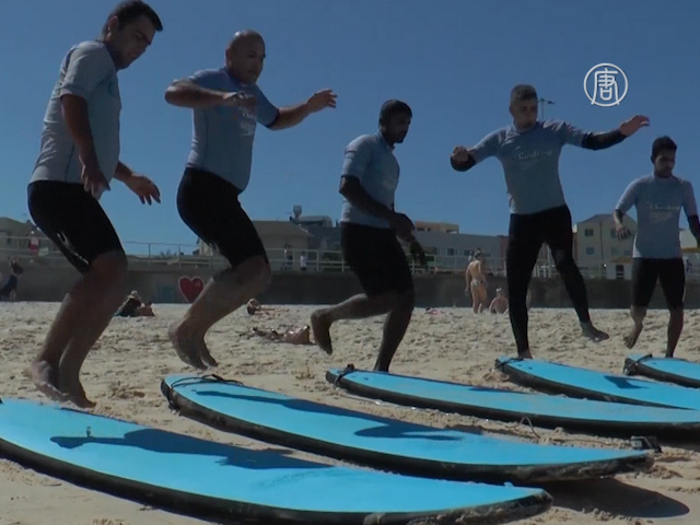 Беженцев в Австралии приобщают к сёрфингу