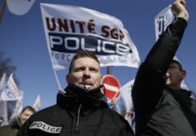Французские полицейские вышли с протестом в Париже