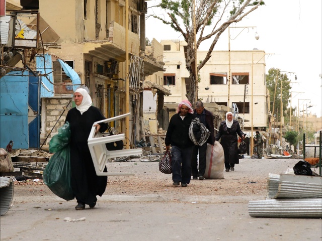 Жители Пальмиры возвращаются в разрушенный город Жители Пальмиры возвращаются в разрушенный город