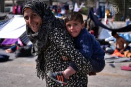 Греция перед приездом туристов переселяет беженцев