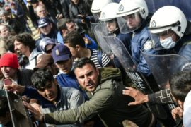 Случаи насилия среди беженцев участились в Идомени