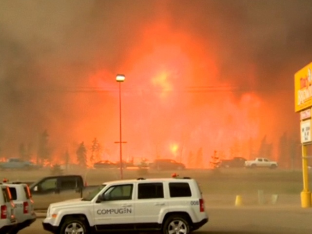 80 тысяч человек эвакуируют из-за пожара в Канаде