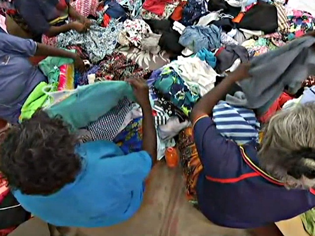 Соцсети помогли аборигенам собрать тонны одежды