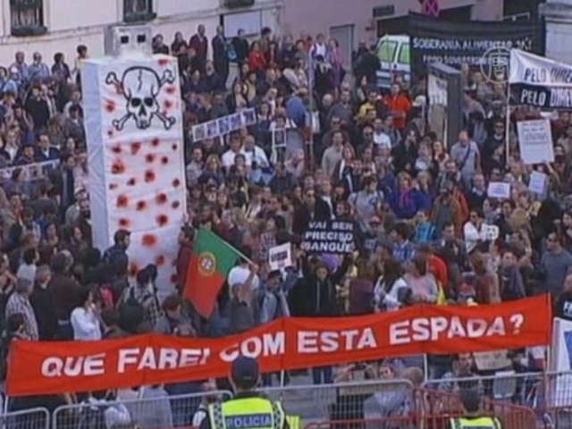 Португальцы протестуют против бюджета на 2013 год