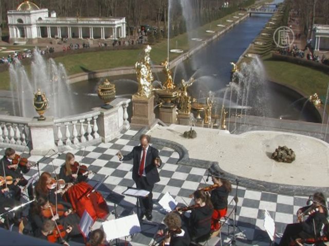 Струнный оркестр открывает сезон фонтанов