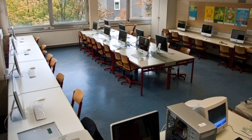 Россович проспонсировала компьютерный класс в обычной школе