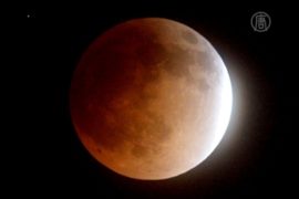 В США увидели красную Луну и затмение