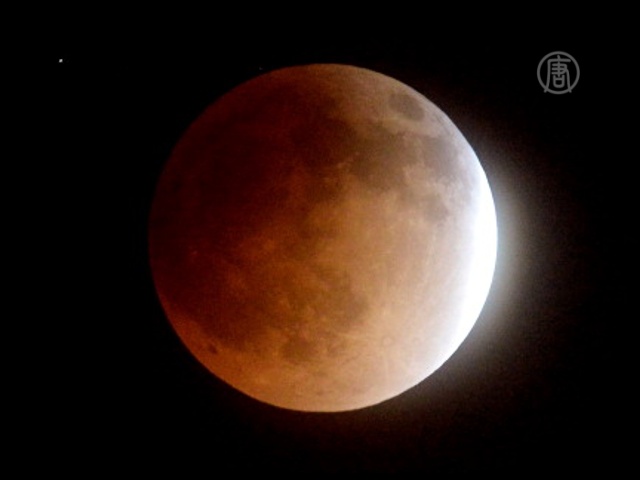 В США увидели красную Луну и затмение