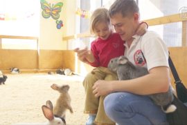 Контактный зоопарк спасает москвичей от стресса