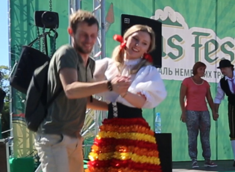 В Москве танцуют баварскую польку