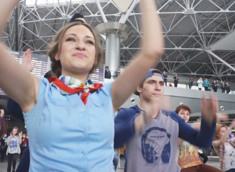 Танцевальный флешмоб прошёл в аэропорту Внуково